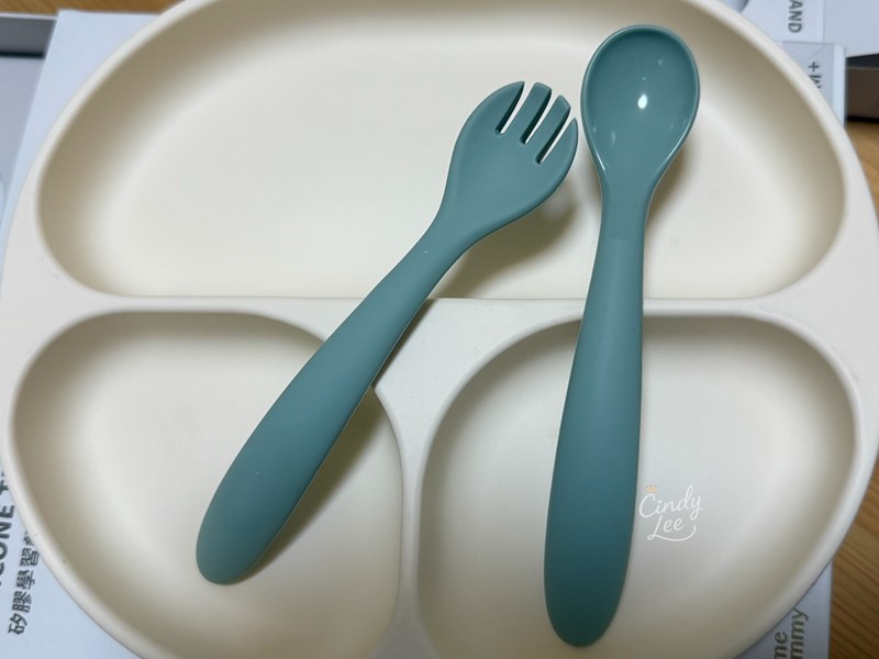 [育兒] 媽咪學苑【赫媽咪寶寶矽膠餐具組+水杯+剪刀+恐龍組